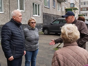 Уважаемые земляки, 18 июня вместе с депутатом Совета депутатов города Мурманска Андреем Анатольевичем Савенковым и специалистами Управления Первомайского административного округа провели встречу с жителями микрорайона дома №30 по улице Зои Космодемьянской