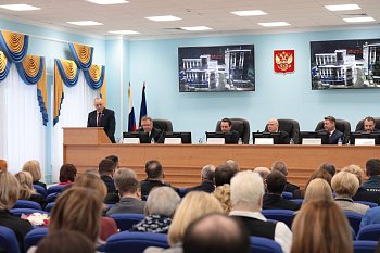 Спикер регионального парламента Сергей Дубовой приветствовал участников совещания судей Мурманской области