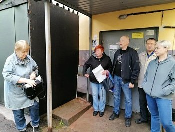 Роман Пономарев встретился с жителями дома 5 по улице Самойловой