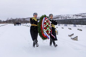 Региональные парламентарии почтили память павших защитников Кольского Заполярья 
