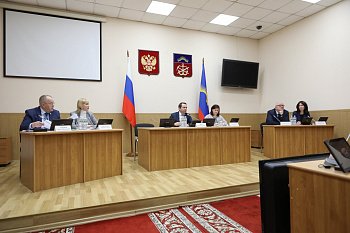 Юрий Шадрин принял участие во встрече губернатора Андрея Чибиса с депутатами, членами фракций областной Думы.