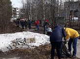 7 мая в Полярных Зорях Василий Омельчук принял участие в городском субботнике 