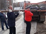 7 мая в Полярных Зорях Василий Омельчук принял участие в городском субботнике 