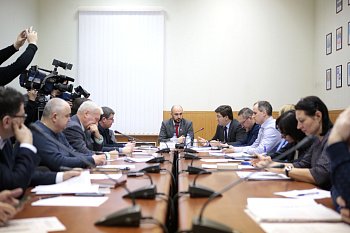 Ситуация, сложившаяся в муниципальных образованиях в связи с переводом отдельных жилых помещений в многоквартирных домах на альтернативный вид отопления, была в центре внимания депутатов областной Думы