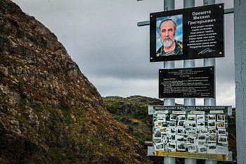 На острове Шалим, в бывшем посёлке Порт-Владимир, установлена мемориальная доска Михаилу Орешете