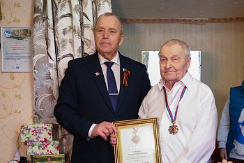 Сергей Дубовой поздравил ветерана Великой Отечественной войны Алексея Иосифовича Окунева