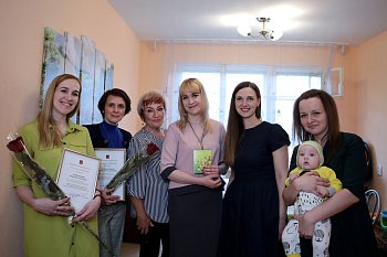 В канун Дня защиты детей председатель профильного комитета регионального парламента Надежда Максимова посетила Мурманский социальный центр "Дом для Мамы"