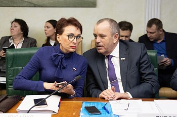 Председатель Мурманской областной Думы Сергей Дубовой в верхней палате парламента страны принял участие в совещании о реализации постановлений Совета Федерации, принятых в рамках проведения Дней субъектов РФ