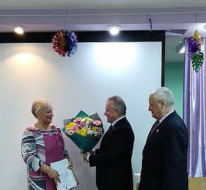 Александр Макаревич вручил Почетную грамоту Мурманской областной думы директору кандалакшской коррекционной школы-интерната  Галине Игнатьевой