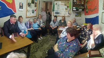 Владимир Мищенко провел встречу с членами общественной организации "Дети Великой Отечественной войны" в городе Полярном