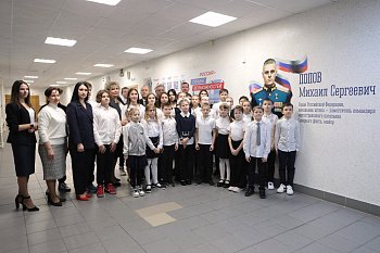 В школе Заозерска открыли мурал в честь Героя России 