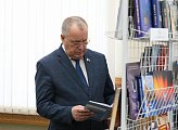 В региональном парламенте открылась книжная выставка, посвященная 85-летию Мурманской области