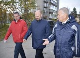 Василий Омельчук проверил ход работ на объектах благоустройства в Полярных Зорях