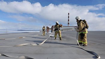 Василий Омельчук награжден медалью в честь векового юбилея пожарной охраны Кольского Заполярья   