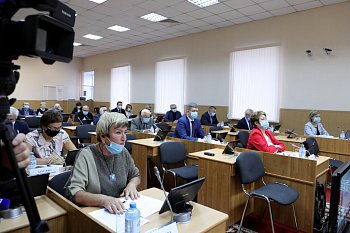 В региональном парламенте состоялась рабочая встреча Губернатора Мурманской области Андрея Чибиса с депутатами фракций областной Думы