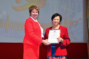 Вице-спикер Думы Наталия Ведищева поздравила с 70-летием коллектив Оленегорской больницы 