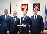 Первый заместитель Председателя Думы Владимир Мищенко наградил победителей и призеров конкурса «Медиа-Арктика»