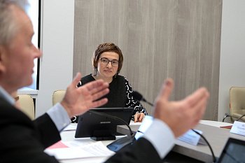 В областной Думе прошло заседание комитета по образованию, науке, культуре, делам семьи, молодежи и спорту под председательством Ларисы Кругловой