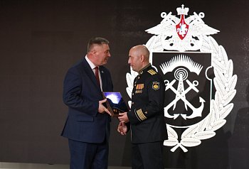 Владимир Мищенко поздравил военных связистов с юбилеем легендарной радиостанции "ЗЕВС"