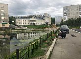 По периметру потенциально опасного пруда в сквере на улице Марата в Мурманске установили ограждения