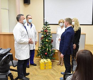 17декабря Юрий Шадрин передал в отделение детской травматологии сладкие подарки и новогоднюю елку