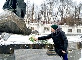 Роман Пономарев возложил цветы к памятнику Герою Советского Союза Анатолию Бредову