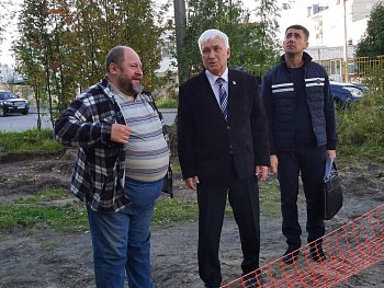 Работа в избирательном округе. В соответствии с рейтинговым голосованием был определен 31 адрес, где за счет средств областного и городского бюджетов установят современные детские площадки