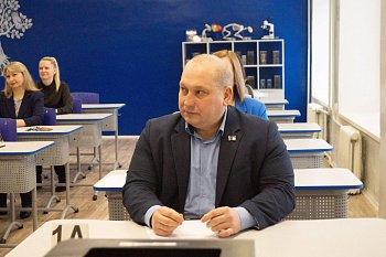 Александр Богович принял участие в написании пробного теста ЕГЭ по истории в рамках Всероссийской акции «Сдаём вместе. День сдачи ЕГЭ родителями».