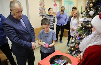 Региональные парламентарии передали «Коробку храбрости»  в медицинские учреждения Мурманска