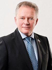 Александр Макаревич: "Правительству региона пора определиться с объемом средств на повышение оплаты труда бюджетников с 1 января 2018 года в связи с Постановлением Конституционного Суда РФ по северным надбавкам"