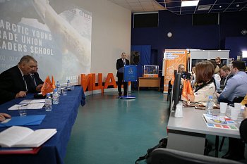 Спикер регионального парламента Сергей Дубовой приветствовал участников конференции Мурманского областного совета профсоюзов