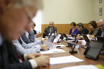 Состоялось заседание комитета областной Думы по экономической политике, энергетике и ЖКХ под председательством Максима Белова