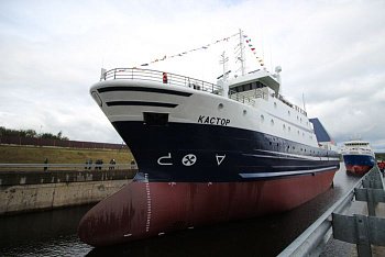 В Ленинградской области торжественно спущен на воду второй траулер, построенный по заказу группы компаний Мурманской области