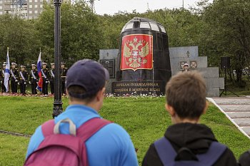 В Мурманской области почтили память экипажа АПЛ "Курск" и всех моряков, погибших в мирное время