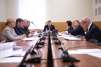 Состоялось очередное заседание комитета Думы по законодательству и государственному строительству под председательством Владимира Мищенко 