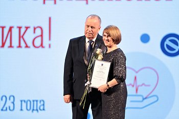 Сергей Дубовой поздравил медицинских работников региона с профессиональным праздником