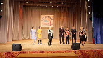 Председатель профильного комитета Думы Надежда Максимова поздравила клуб "Надежда" с 25-летием со дня основания