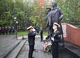 Депутаты областной Думы почтили память защитников Заполярья