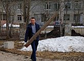 7 мая в Полярных Зорях Василий Омельчук принял участие в городском субботнике 
