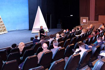 Заместитель главы регионального парламента Наталия Ведищева поздравила коллектив Мурманского областного драматического театра с Международным днем театра и Днем работника культуры