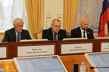 Cпикер регионального парламента Сергей Дубовой и председатель профильного комитета Думы Борис Пищулин приняли участие в расширенном заседании Экономического совета при Губернаторе Мурманской области и Полярной комиссии при Экономическом совете