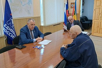 Сергей Дубовой провел прием граждан в Видяево 