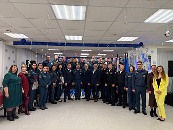 Сергей Дубовой поздравил сотрудников 48 Управления МЧС России 