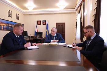 В областной Думе проходит стажировка участников программы "Герои Севера"