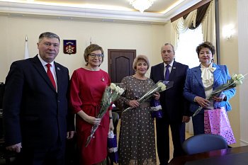 Владимир Мищенко :  Сколько бы мы не говорили слов восхищения в адрес женщин, все равно невозможно передать  словами  те чувства, которые мы испытываем к ним