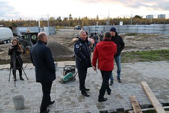 Василий Омельчук проверил ход работ на объектах благоустройства в Полярных Зорях