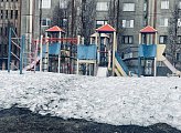 Роман Пономарев получил ответы по проблемам очистки детской площадки от снега