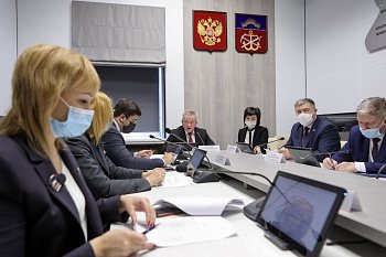 Состоялось заседание комитета областной Думы по труду, вопросам миграции и занятости населения под председательством Александра Макаревича 