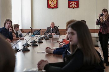 Победители и призеры регионального этапа Всероссийской олимпиады школьников по экологии  и географии  посетили областную Думу 