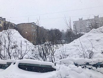 Жители многоквартирного дома № 41/2 по ул.Полярные Зори в г.Мурманске обратились к Роману Пономареву с жалобой на неправомерное складирование снега на территории дворовой спортивной площадки	 